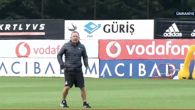 Burak Yılmaz'ı hedef alan Beşiktaş tribünleri tek bir hocanın adını haykırdı
