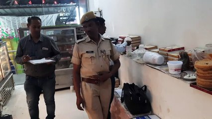 Video पांच दुकानों से मिठाई के 21 नमूने लिए, नमूनों की मोबाइल फूड टेस्टिंग से की जांच
