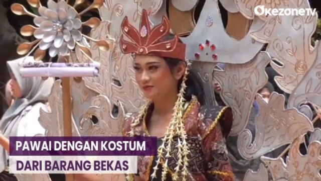 Peringati Hari Pahlawan, Ratusan Pelajar di Sidoarjo Gelar Pawai dengan Kostum dari Barang Bekas