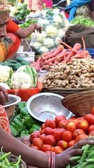 गरीब-कमज़ोर को सब दबाते हैं || आचार्य प्रशांत