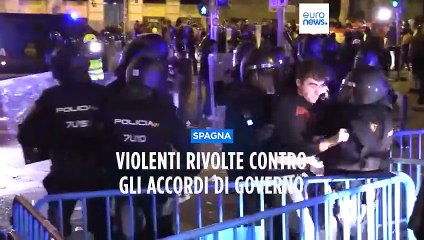 Violenti scontri in Spagna a seguito del "vergognoso" accordo di governo