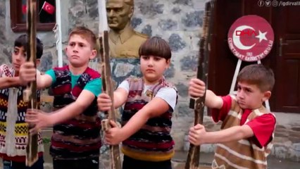 Iğdır'daki öğrenciler Anıtkabir'deki nöbet değişimini köylerinde canlandırdı