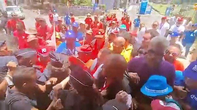 Bousculade entre manifestants et policiers