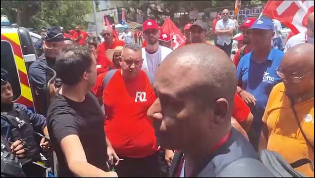 Grève au CHU : Éricka Bareigts entre policiers et manifestants