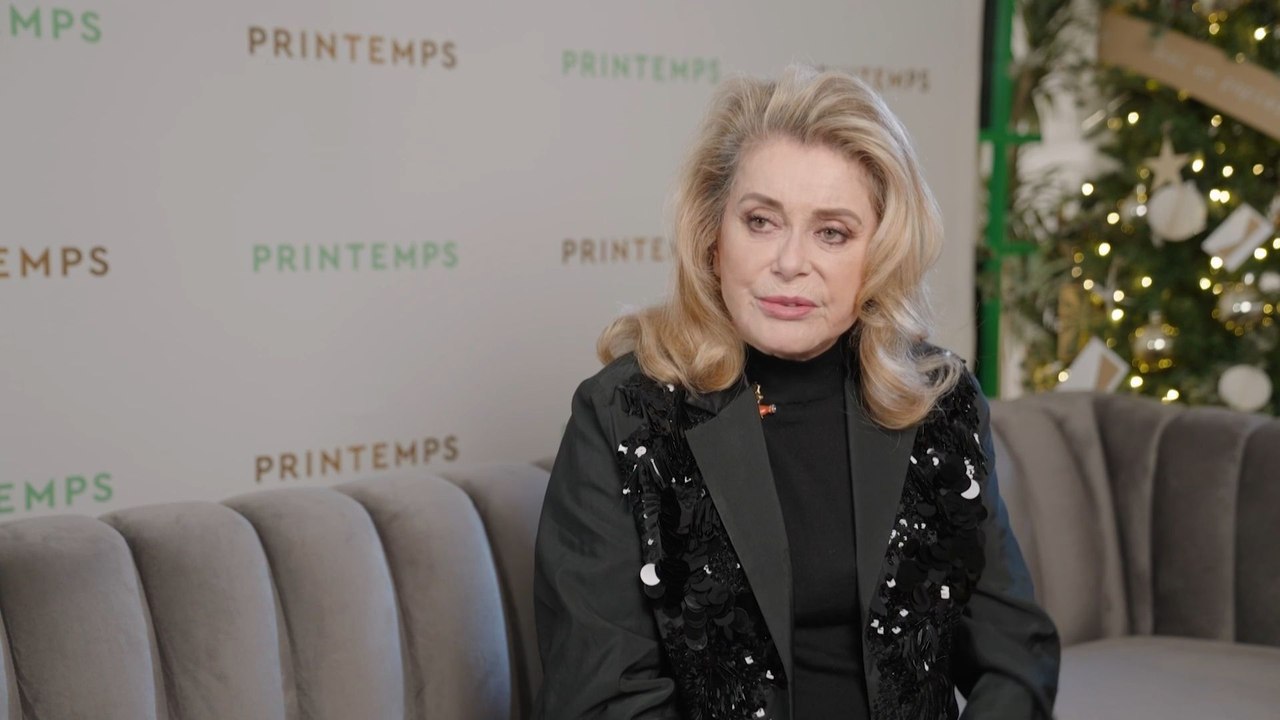 Catherine Deneuve a dévoilé les vitrines de Noël du Printemps à Paris