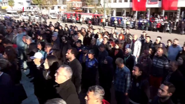 Ata'mızı anarken, 09.05'te gözyaşları damla damla aktı