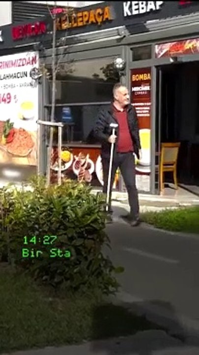 Ünlü televizyoncudan dikkat çeken protesto! Kafeye hoparlör yerleştirip zulmü dinletti