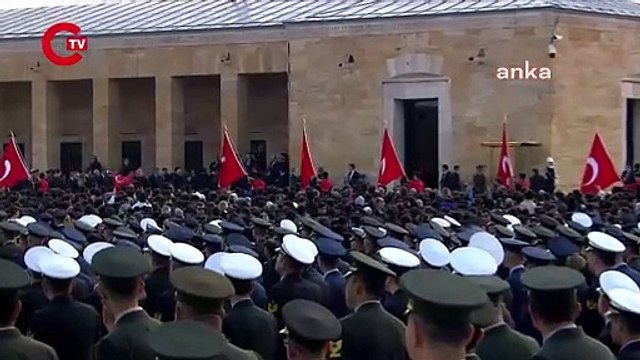 Ulu Önder Mustafa Kemal Atatürk için Anıtkabir’de düzenlenen resmi törende, Cumhurbaşkanı Erdoğan alkışlandı.