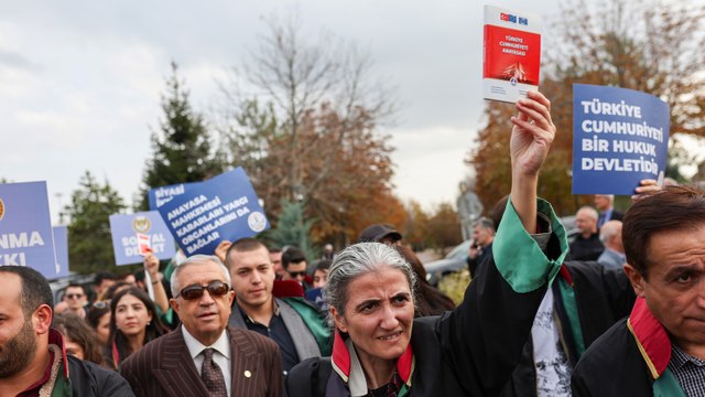 Avukatlar ellerinde Anayasa kitapçığı ile Yargıtay'a yürüdü: Rejim değişikliğine izin vermiyoruz