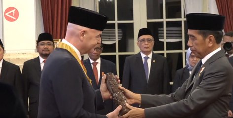 Jokowi beri anugerah untuk Presiden FIFA dan 6 gelar pahlawan nasional