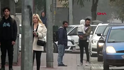 Görüntü saat 9'u 5 geçe kaydedildi! Önce hiçbir şey olmamış gibi yürüdü, sonra saygı duruşuna geçti