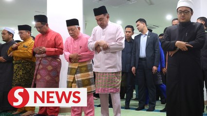 Download Video: PM performs Friday prayers at Serdang Hospital