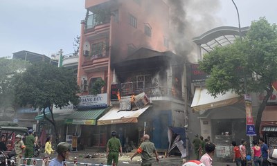 TPHCM: Cửa hàng ở quận Tân Phú cháy dữ dội, nhiều người tháo chạy