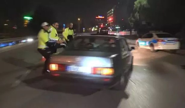 Otomobilini polislerin üzerine sürdü, kendini böyle savundu