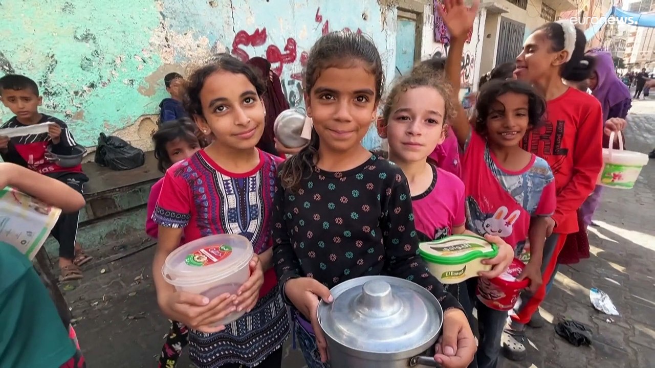 شاهد: أطفال فلسطينيون يصطفون للحصول على طعام من منظمات خيرية في رفح