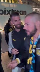 Quand Anthony, supporter de l'OM, demande Maria, fan de l'AEK, en mariage avant le match