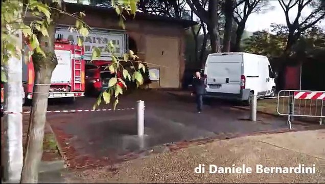 Paura a Montecatini, albero cade sulla casa di Babbo Natale