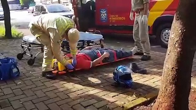 Homem fica ferido após colisão entre carro e moto no XIV de Novembro