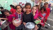 A Rafah gente in fila per un pasto, 