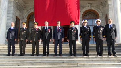 İmamoğlu Dolmabahçe'de Atatürk'ün yatağına çiçek bıraktı