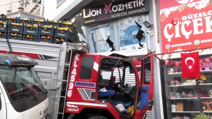 Ankara'da freni patlayan kamyon ticari aracı önüne katıp dükkana daldı!