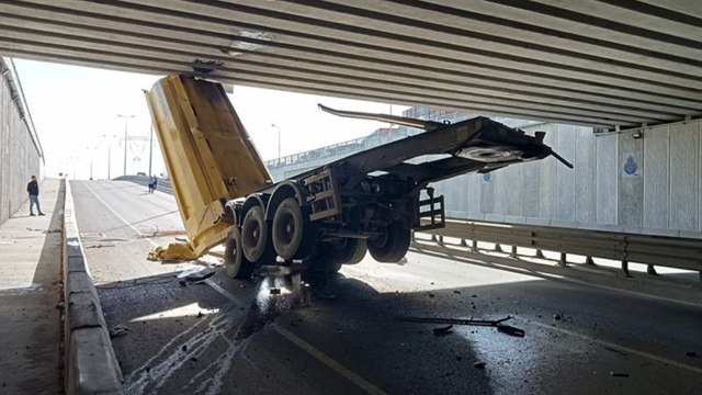 Beylikdüzü’nde dorsesi açılan kamyon alt geçide sıkıştı