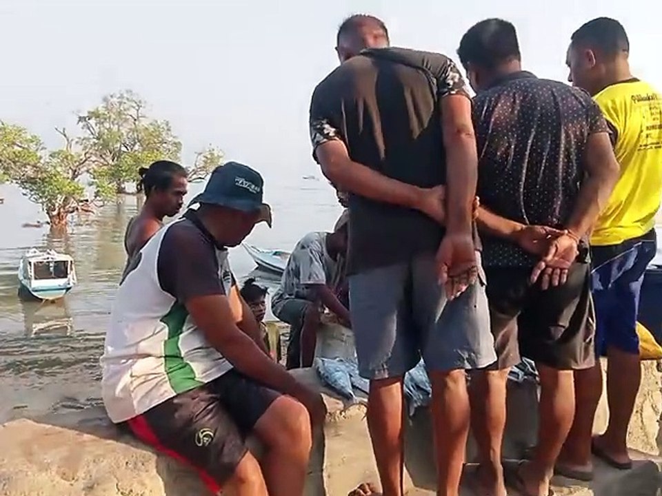 Nelayan Menjual Ikan Hasil Tangkapan
