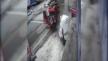 Freni boşalan kamyonun mağazaya girdiği kaza kamerada