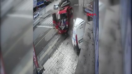 Freni boşalan kamyonun mağazaya girdiği kaza kamerada