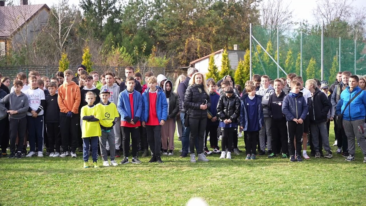 Gminny Bieg Niepodległości przy szkole podstawowej w Brzeźnicy