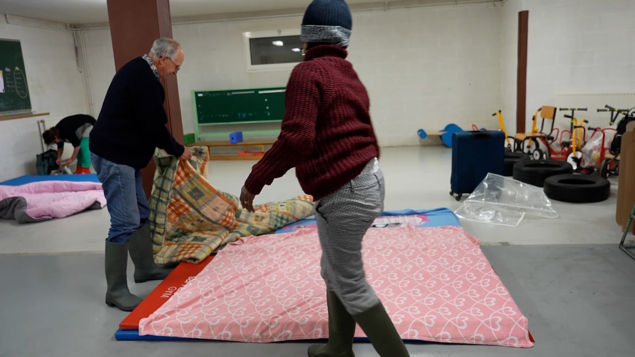 « Là, c’est notre tour » : leur domicile inondé, ces habitants du Pas-de-Calais passent la nuit dans un gymnase