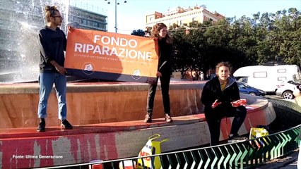 Attivisti di Ultima Generazione "colorano" fontana a Catania