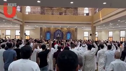 المصلون في جامع الإمام الصادق (ع) يستهلون شعائر يوم الجمعة وهم يهتفون "الموت لإسرائيل"