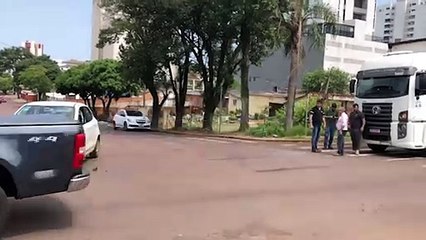 Caminhão e Fiat Argo se envolvem em colisão no Centro de Cascavel