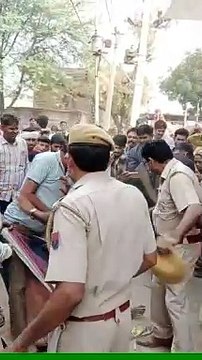 मासूम से दुष्कर्म के आरोपी सब इंस्पेक्टर को भीड़ ने जमकर पीटा, ग्रामीण घसीटते ले गए थाने