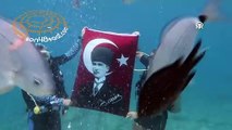 Dalgıçlar Atatürk'ü deniz dibinde bayraklarla andı