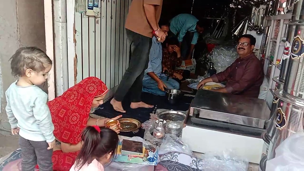 धनतेरस पर बाजार में बरसा धन, देर शाम तक हुई खरी...
