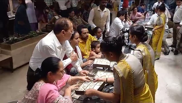 SURAT VIDEO : बाजारों में उमड़ पड़ी ग्राहकों की भीड़, जगह-जगह ट्रैफिक जाम