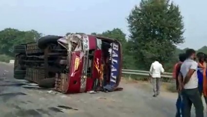 श्रद्धालुओं से खचाखच भरी बस पलटी, सामने आया हादसे का खौफनाक वीडियो