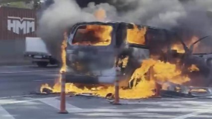 인천 제2경인고속도로 달리던 승합차 화재 / YTN