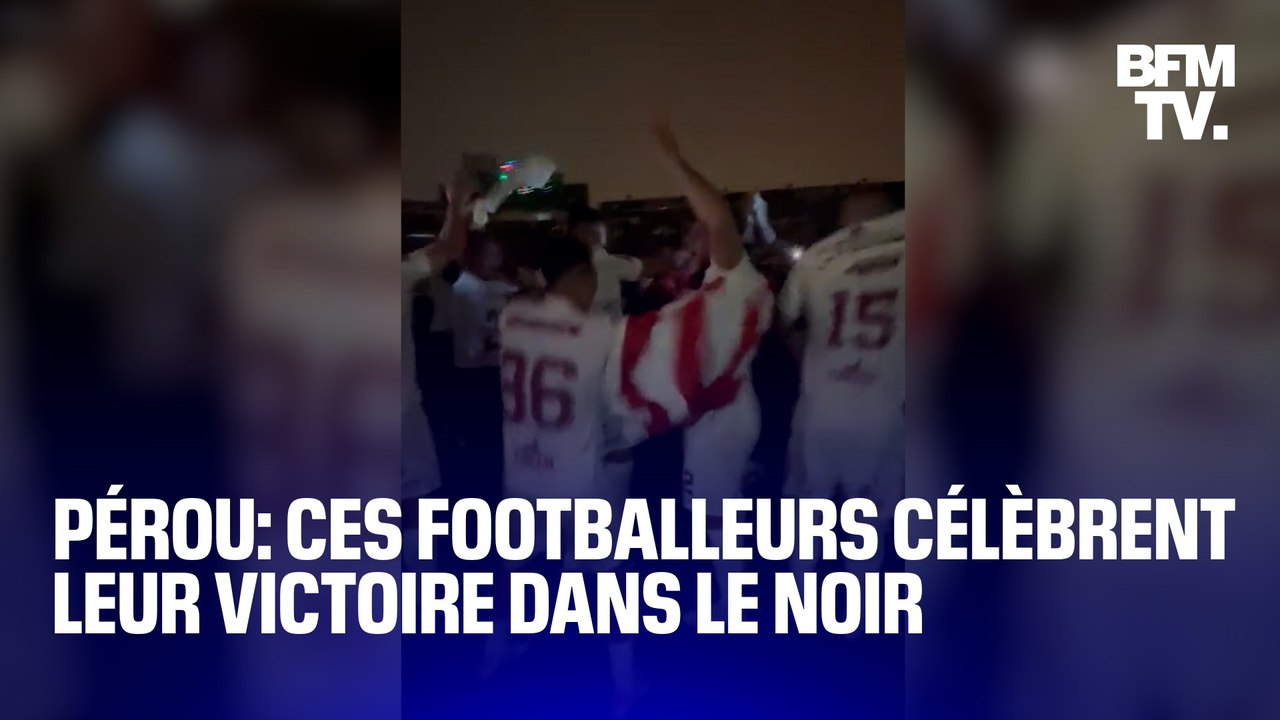 Pérou: ces footballeurs célèbrent leur victoire dans le noir, après que l'équipe adverse a éteint les lumières du stade