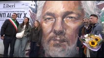 A Scampia un murales dedicato a Julian Assange, cittadino onorario di Napoli