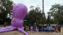Un polpo gigante a Parigi, protesta Greenpeace contro Jonas Gahr Store