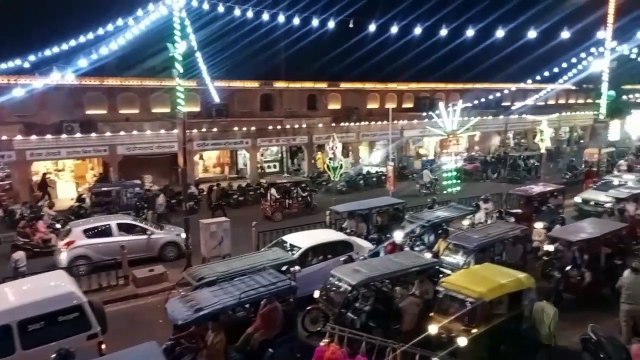 रंग-बिरंगी रोशनी से सराबोर गुलाबीनगरी, मुस्कुराया बाजार