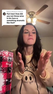 Cameriera serve amante e moglie al ristorante