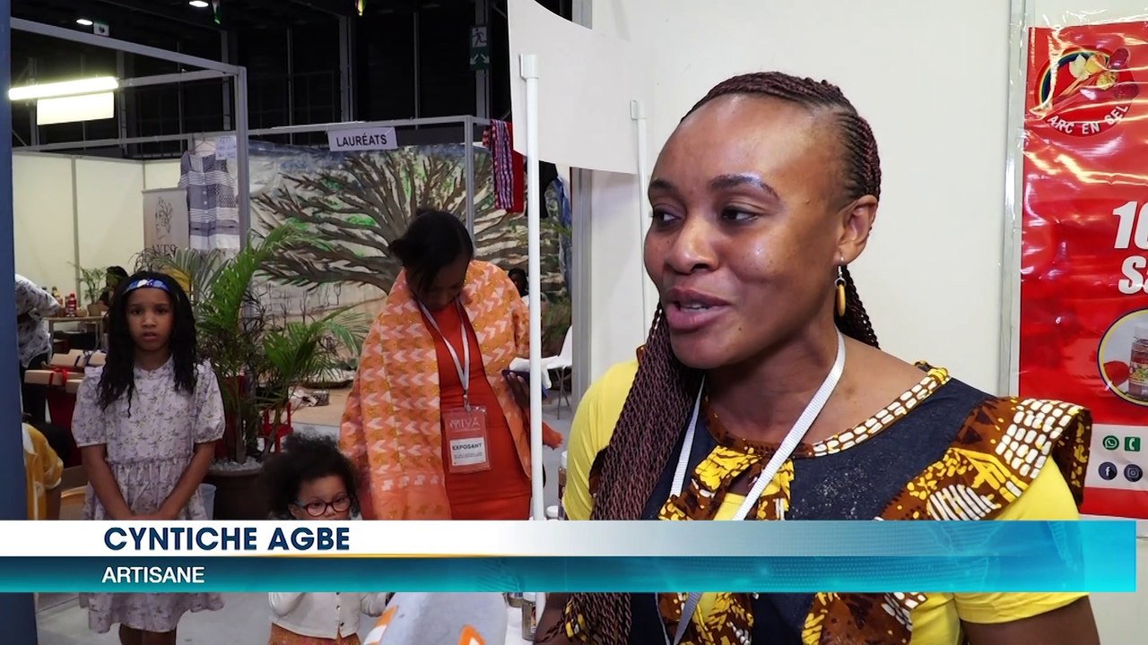 Mamadou Touré, Ministre de Promotion de la Jeunesse, de l'Insertion Professionnelle et du Service Civique, présente le PS Gouv au Marché ivoirien de l'artisanat (MIVA)