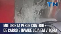 Motorista perde controle de carro e invade loja em Vitória
