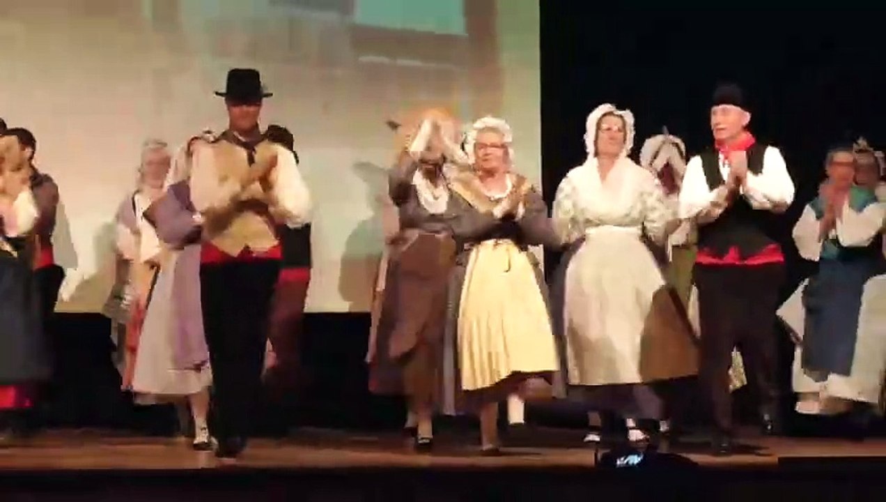 ES FESTO AU VILAGI - 1ère Partie - Spectacle sur les Traditions Provencales - Musique Chanson Danse Trad Folklore Fête Votive Provence Galoubet Tambourin Coutumes Théatre Concert Old Retro French Songs Dances Show