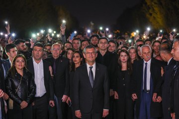 Özgür Özel, 'Ata'ya Saygı Zinciri'ne katılıp, Anıtkabir'i ziyaret etti