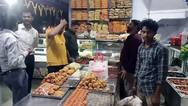 मिलावट के डर से बहुत से लोग करने लगे परहेज, बेसन व दूध से बनी मिठाई का स्वाद भा रहा